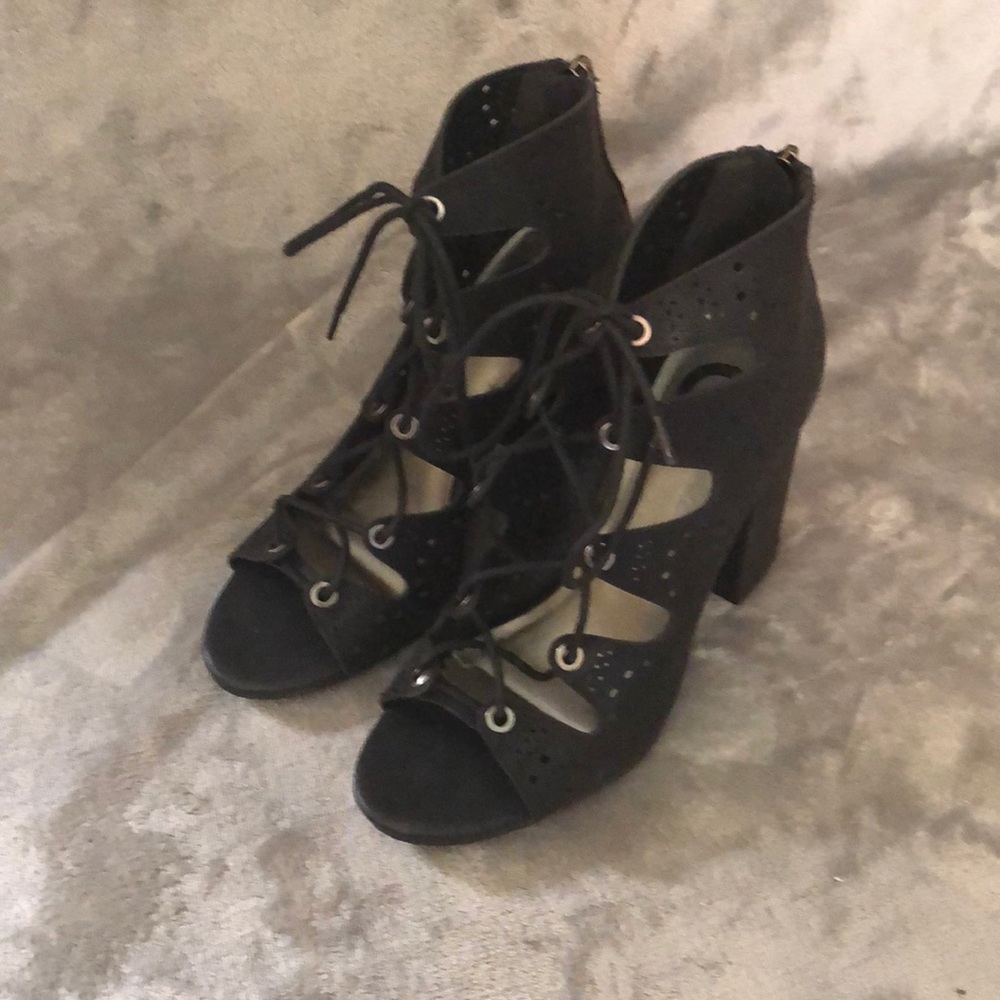 NWT 👠 Guess heels black lace pattern
